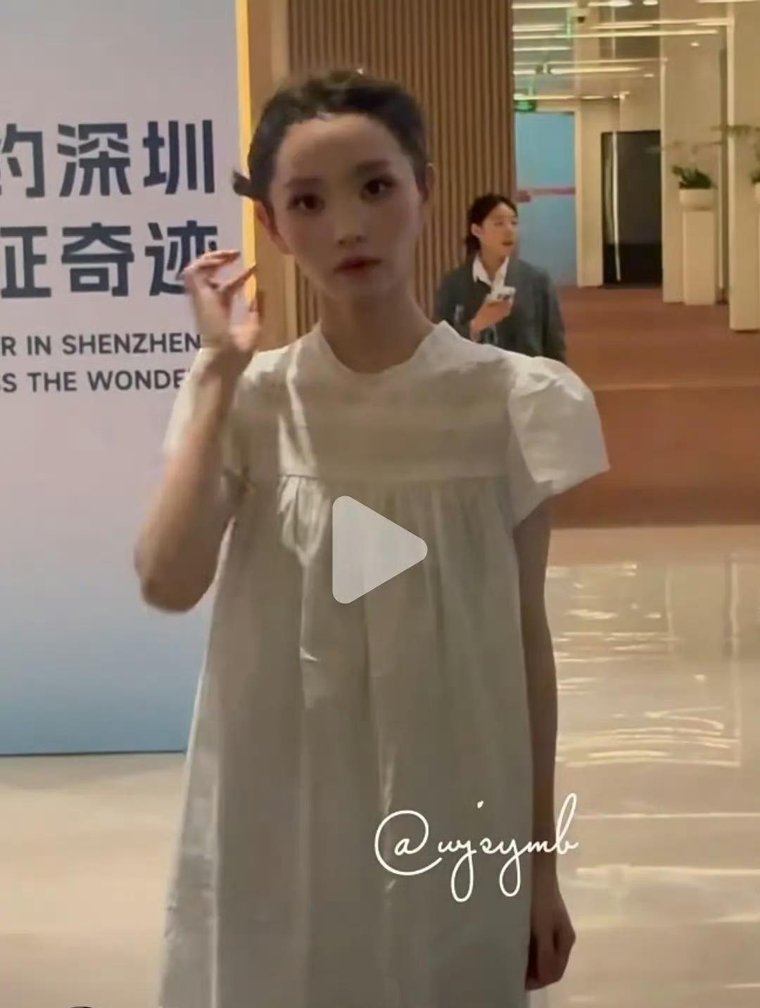 田曦薇是真的离不开刘海[笑着哭]怎么感觉没了刘海像秃了一样，她脑门也不大啊[捂脸哭]
