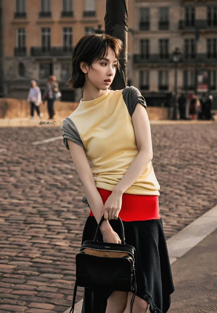 陈都灵巴黎时装周短发look来了！剪了短发的嘟嘟俏皮感爆棚，清爽又灵动，果然没有