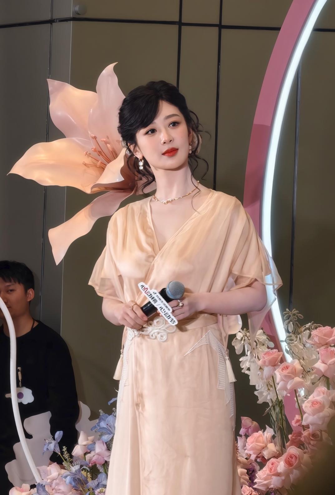 逛国贸撞见杨紫啦！谁懂啊，小时候看《家有儿女》里那个扎马尾的夏雪，现在往那儿一站