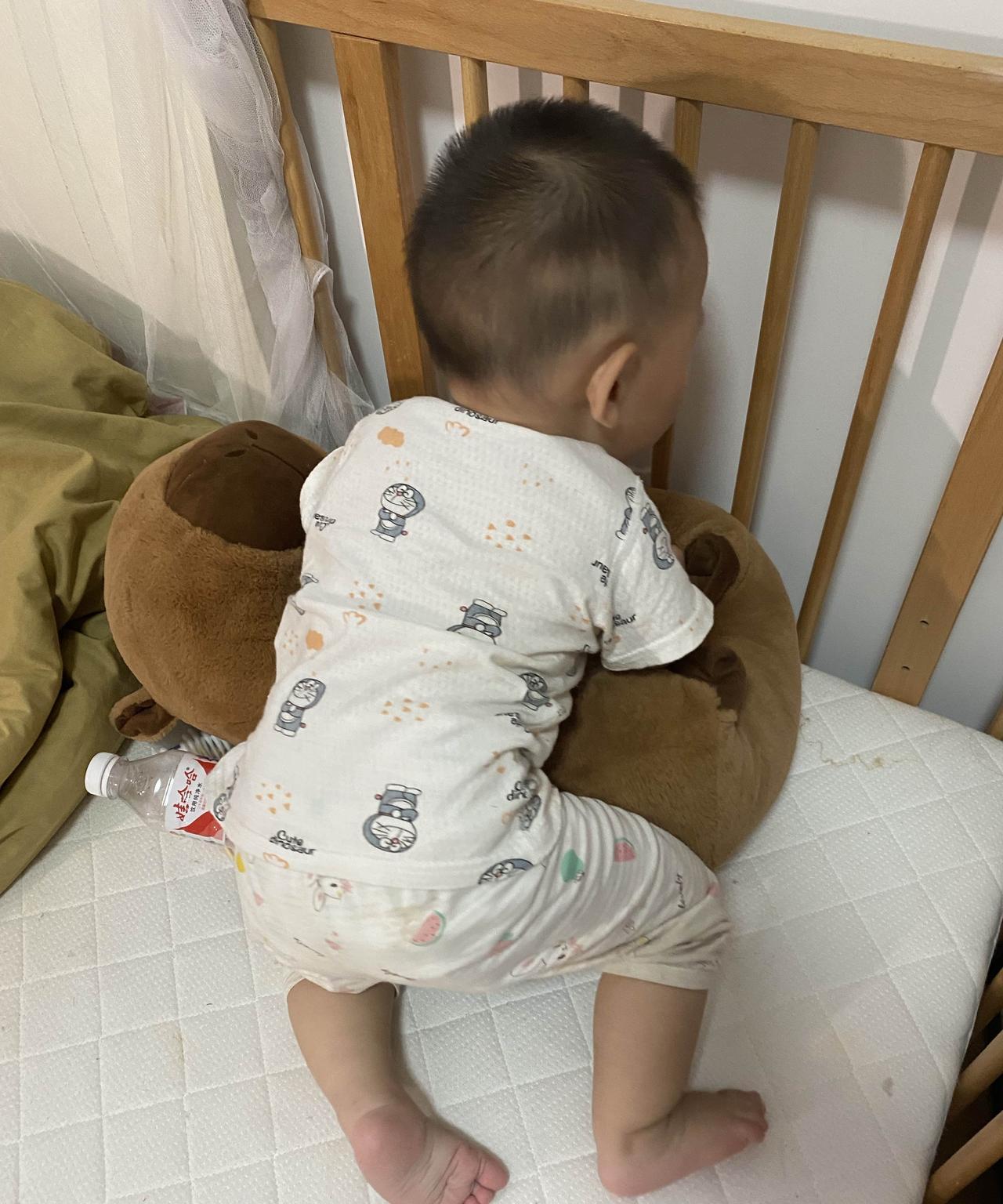 带娃以后才知道：1.千万不要让一岁的小朋友和三岁的小朋友待在一个空间，因为你不