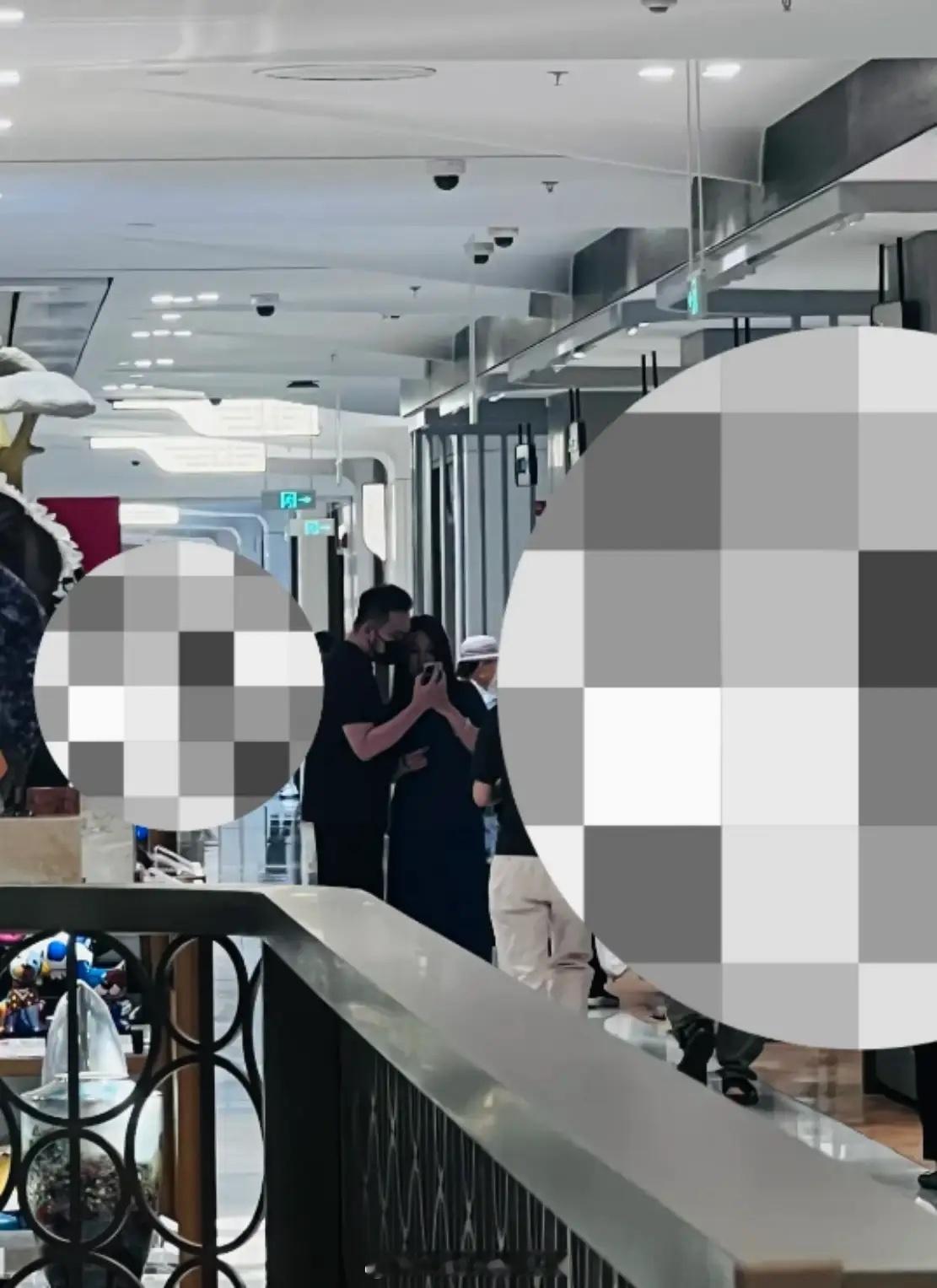 宋丹丹儿子儿媳在北京逛商场被偶遇。巴图博谷家距离SKP这些大商场还是很近的，宋丹