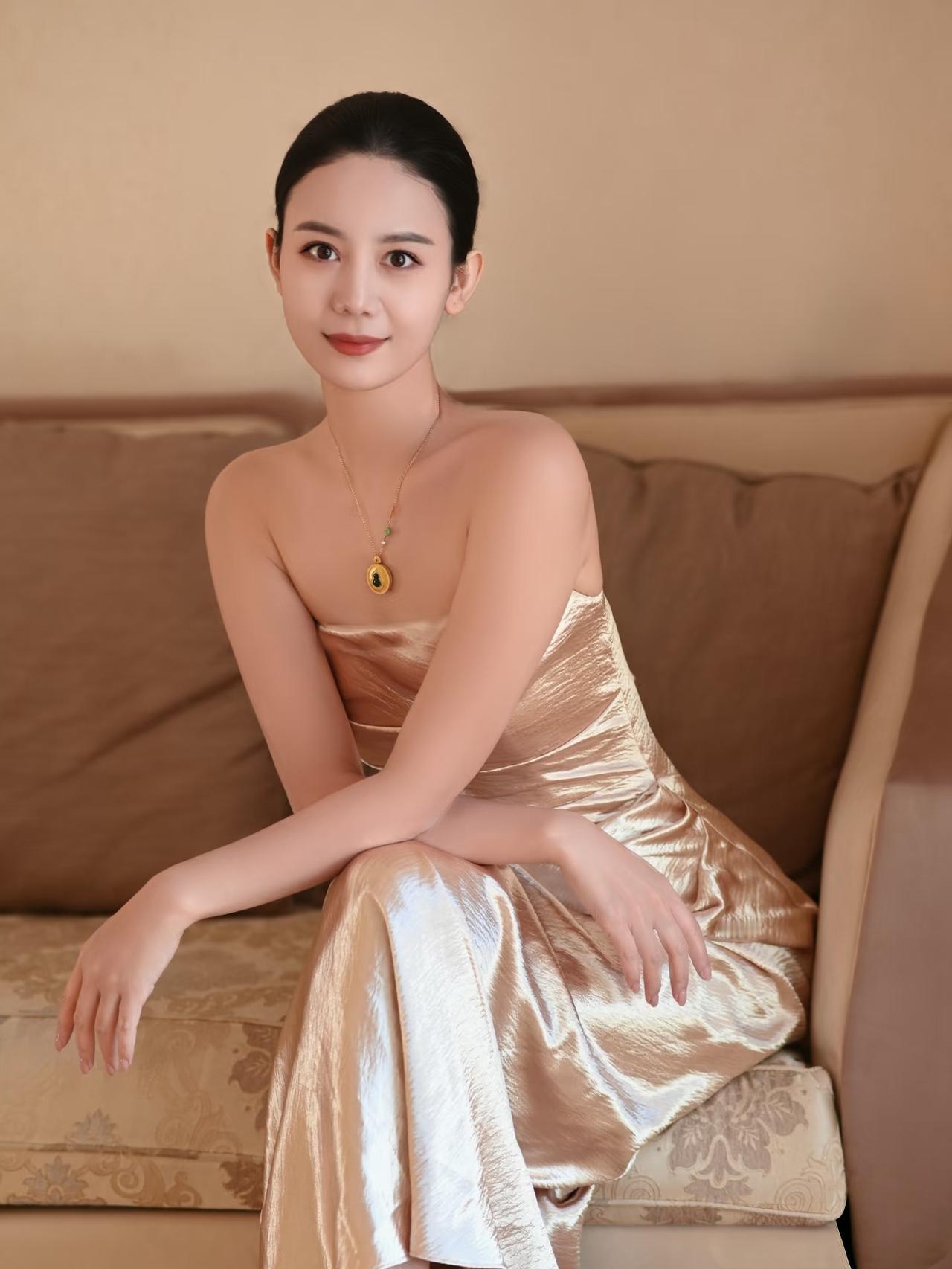 什么样的穿搭可以成为气质女神?个人觉得女性穿晚礼服特别优雅有气质！