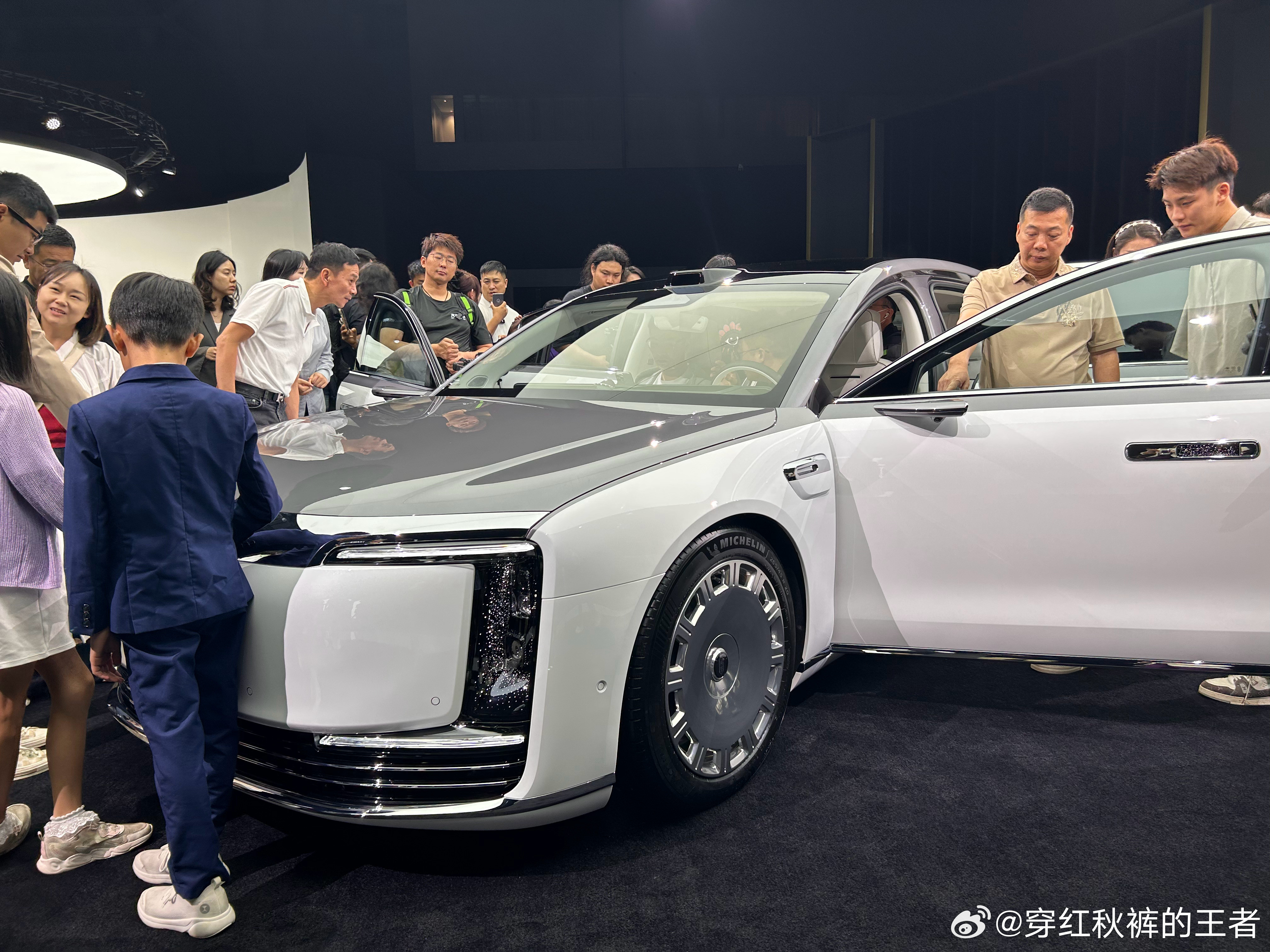 尊界S800这个灰+白色，非常优雅靓丽高级。​​​