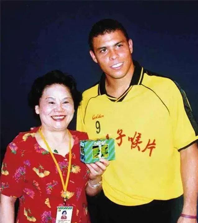 2003年，罗纳尔多来到中国，一个富婆对他说：“只要你陪我吃顿饭，我就给你30万