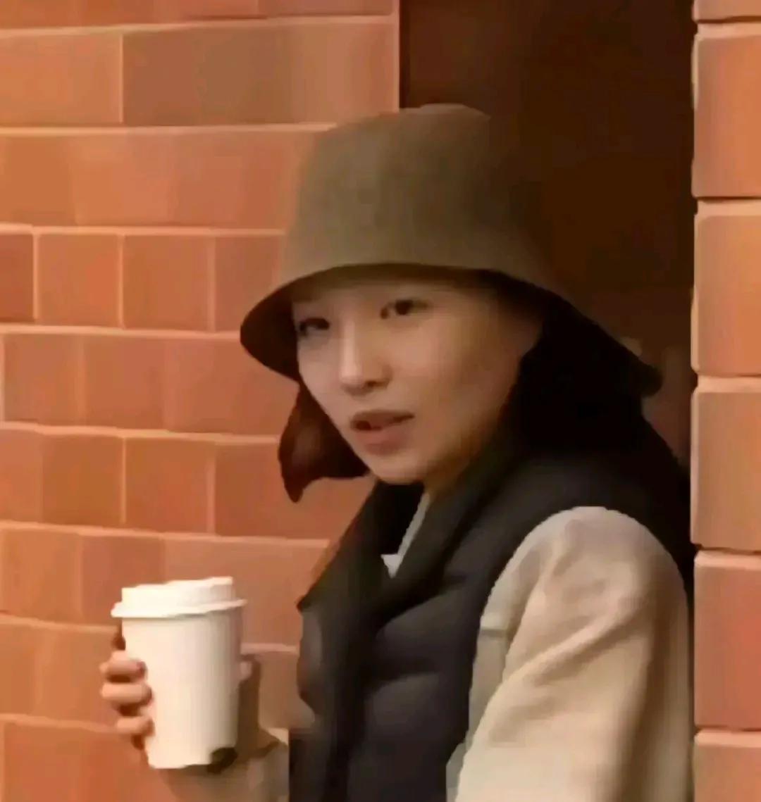 杨兰兰绝对是个天使！她用一笔让国人咋舌的保释金为牛群马群们揭开了天庭的一角，没
