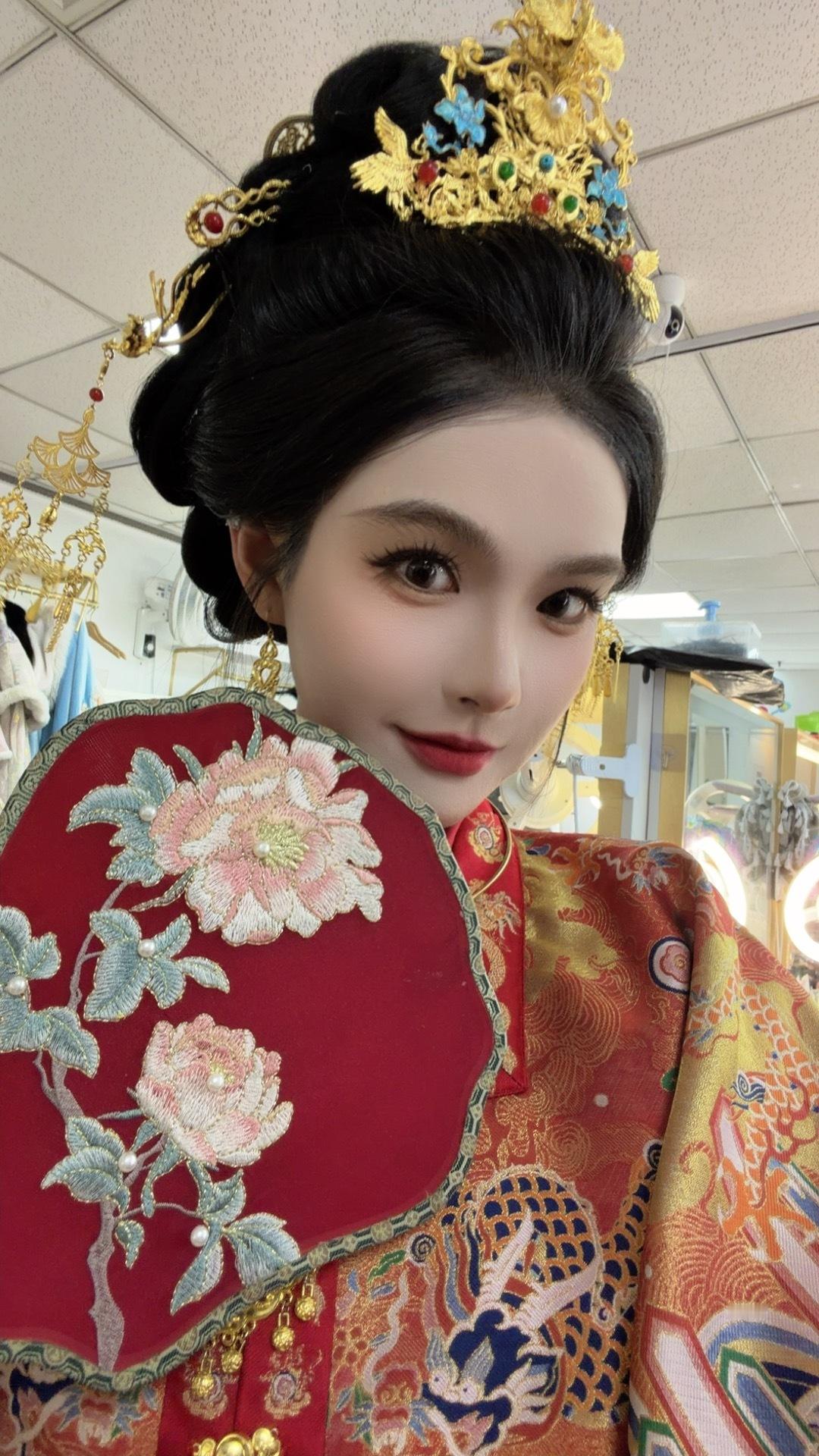 家人们，我这头饰重约≈20斤！北京