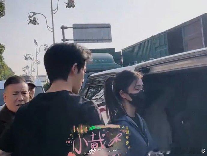 白鹿探班王星越暴虎冯河白鹿去暴虎冯河剧组探班王星越白鹿探班王星越太惊喜！《暴虎冯