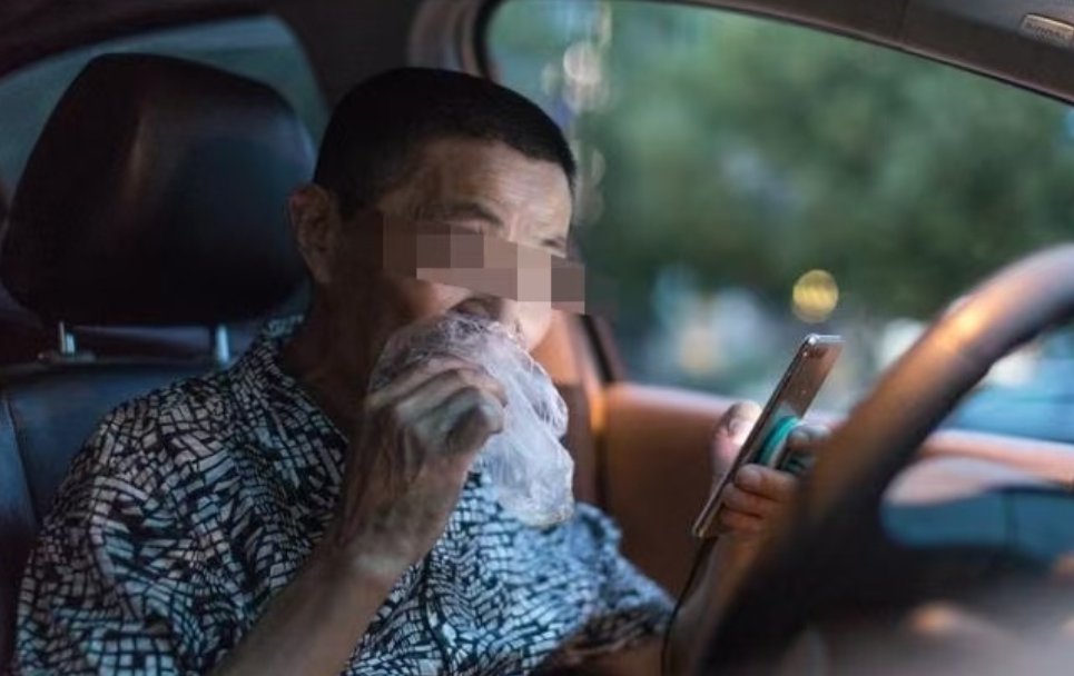 上海，一男子是网约车司机，他把一顾客送到地方，突然头一歪猝死，因为平台给男子上了