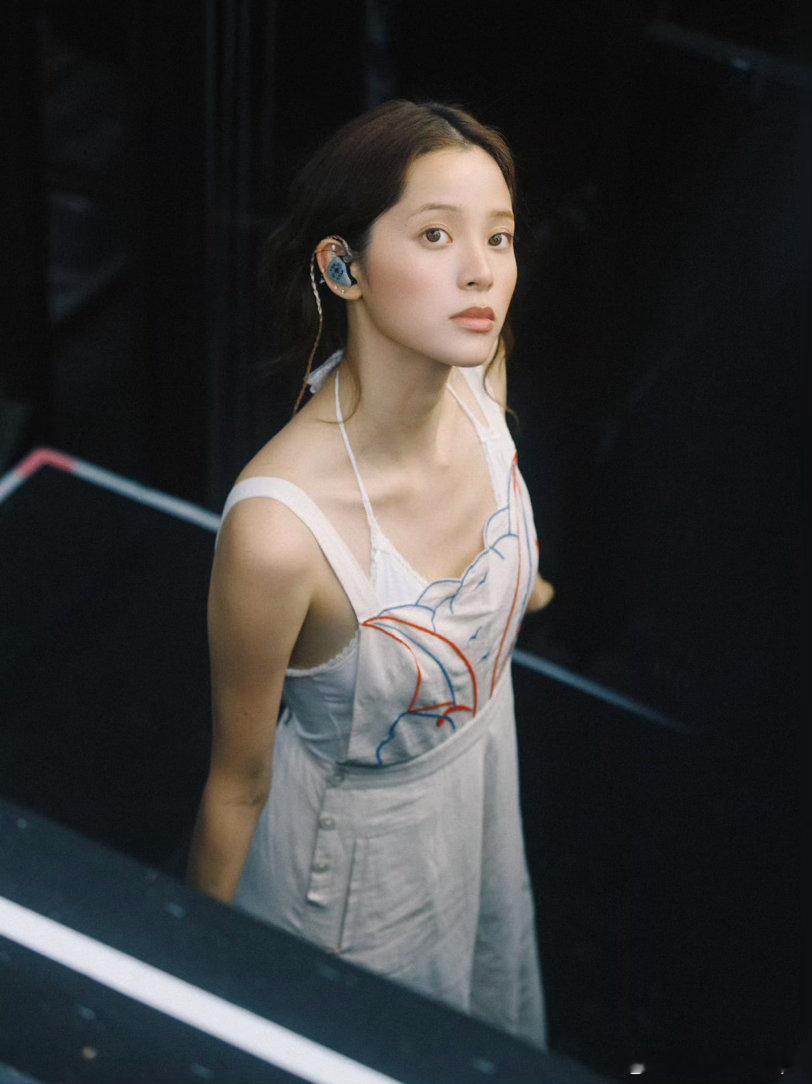 欧阳娜娜神女降临具像化欧阳娜娜演唱会神女降临全场目光尽数汇聚舞台，欧阳娜娜身披薄