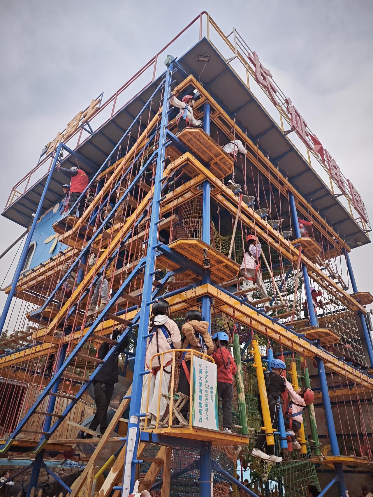 海阳花花山无动力亲子乐园，别看名字土土的，服务人员全是村里的大叔大妈，30块钱门