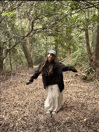 “万万没想到!”江西,女子和朋友去山里徒步,走过一处枯叶堆感觉很软还有弹性,以为