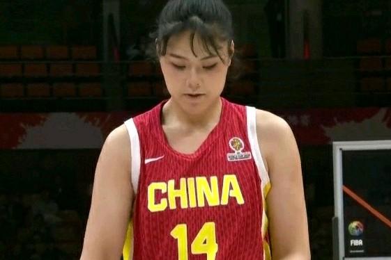 小宝持续低迷，问题到底出在哪？三分球才能如何提升？中国女篮半场领先捷克5分，最大