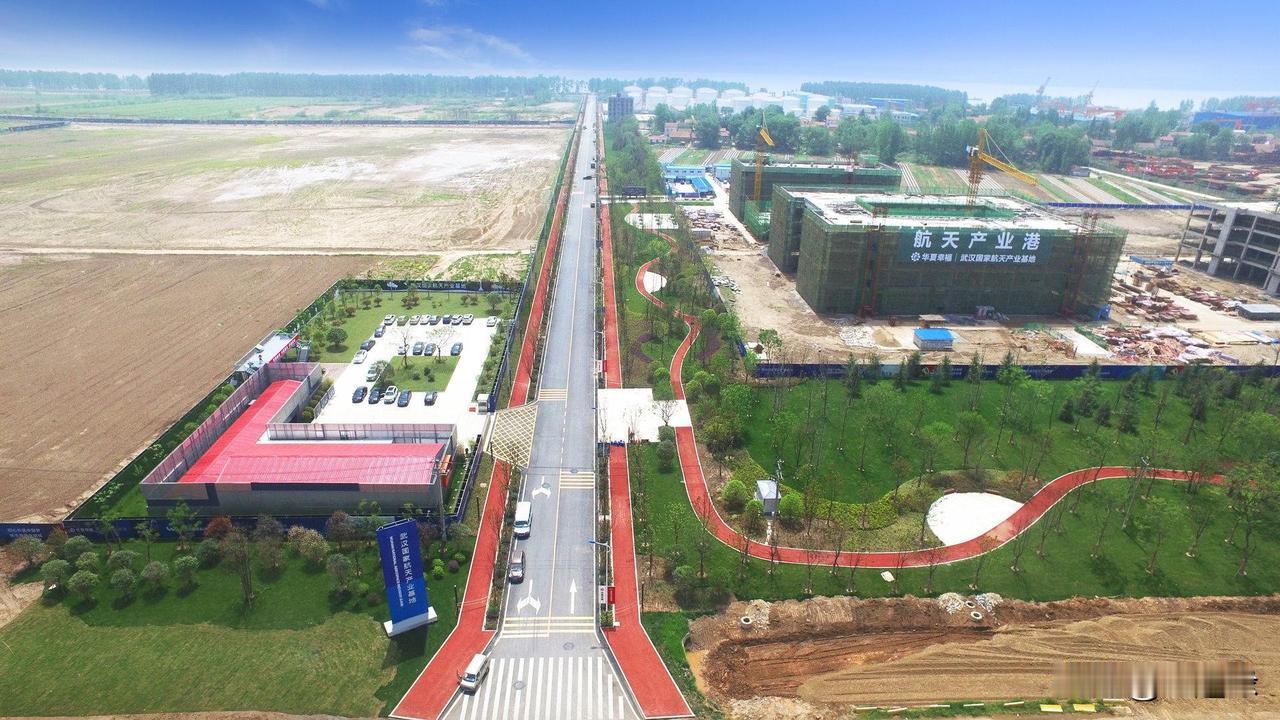 它的起笔是极其苍凉的。在戈壁的风沙里，没有外援、没有现成图纸，老一辈航天人靠着算