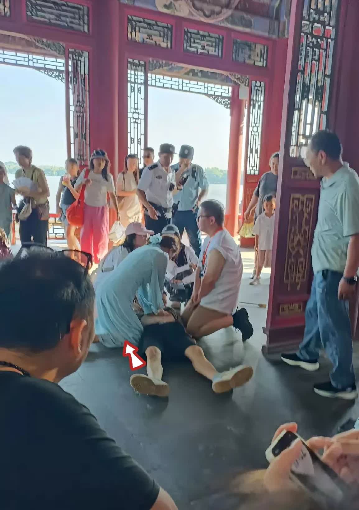 北京，8月3日，有一名男子跟家人从河南来到颐和园游玩，在参观的过程中，旁边一名大
