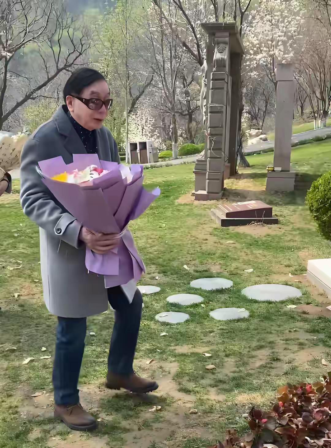 王崇秋给妻子杨洁扫墓！妻子病逝9年，3个继子继女与他不来往2026年4月15