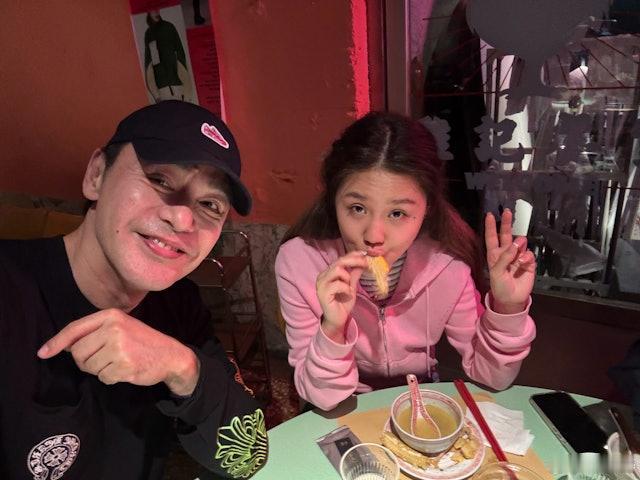 现年72岁的钟镇涛育有一子三女，其中20岁的次女钟㦤（范姜素贞所生）从小到大都非