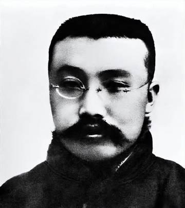 1927年，李大钊被推上绞刑架。随着一声“起”，大钊先生被吊在了空中，就在他快要