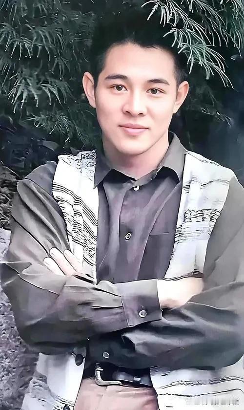 李连杰名气这么大，办慈善基金会不用自己名字；比尔盖茨主要用的是自己钱，所以基