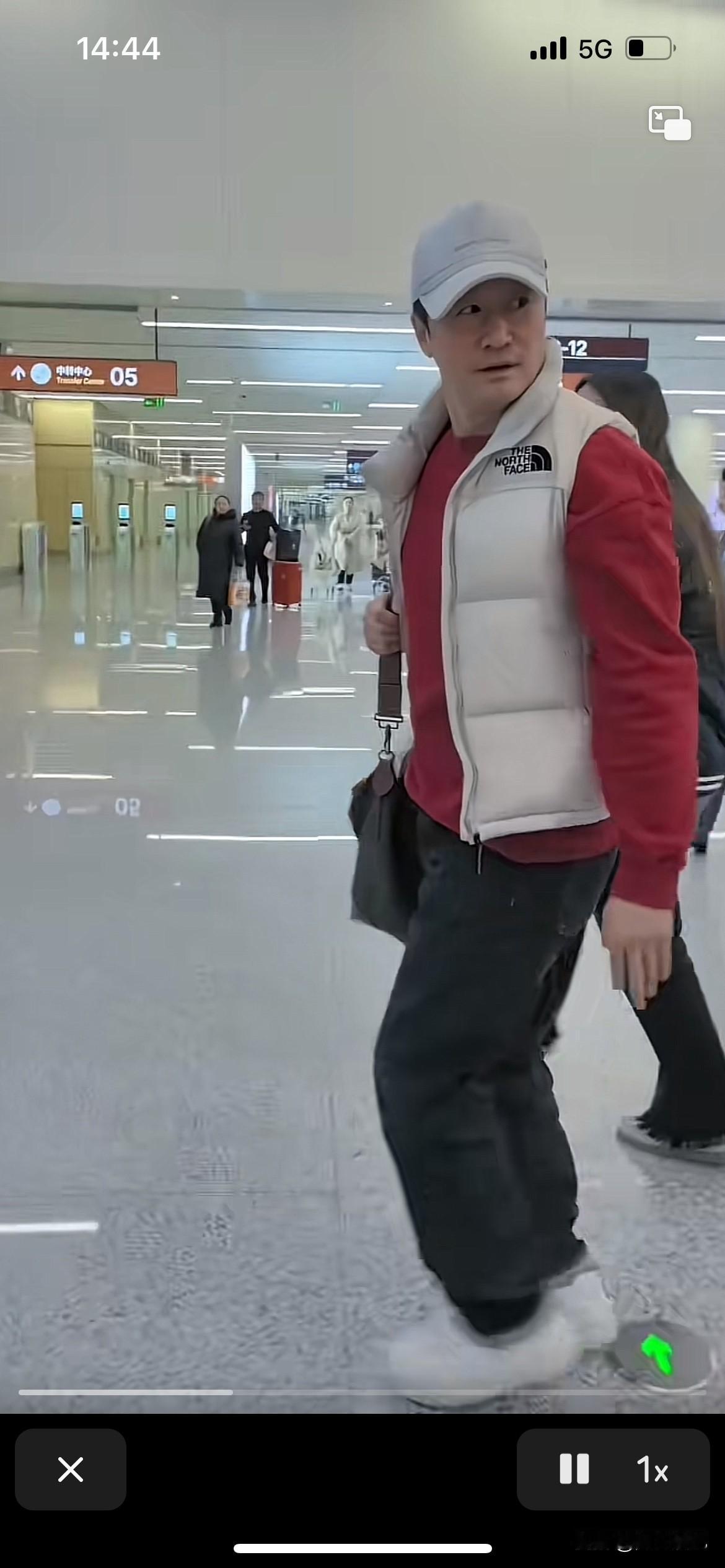 吴京老师就是看不惯观众那么疯狂追星，一直要求大家要理性一点，不要伤害到他人，特别