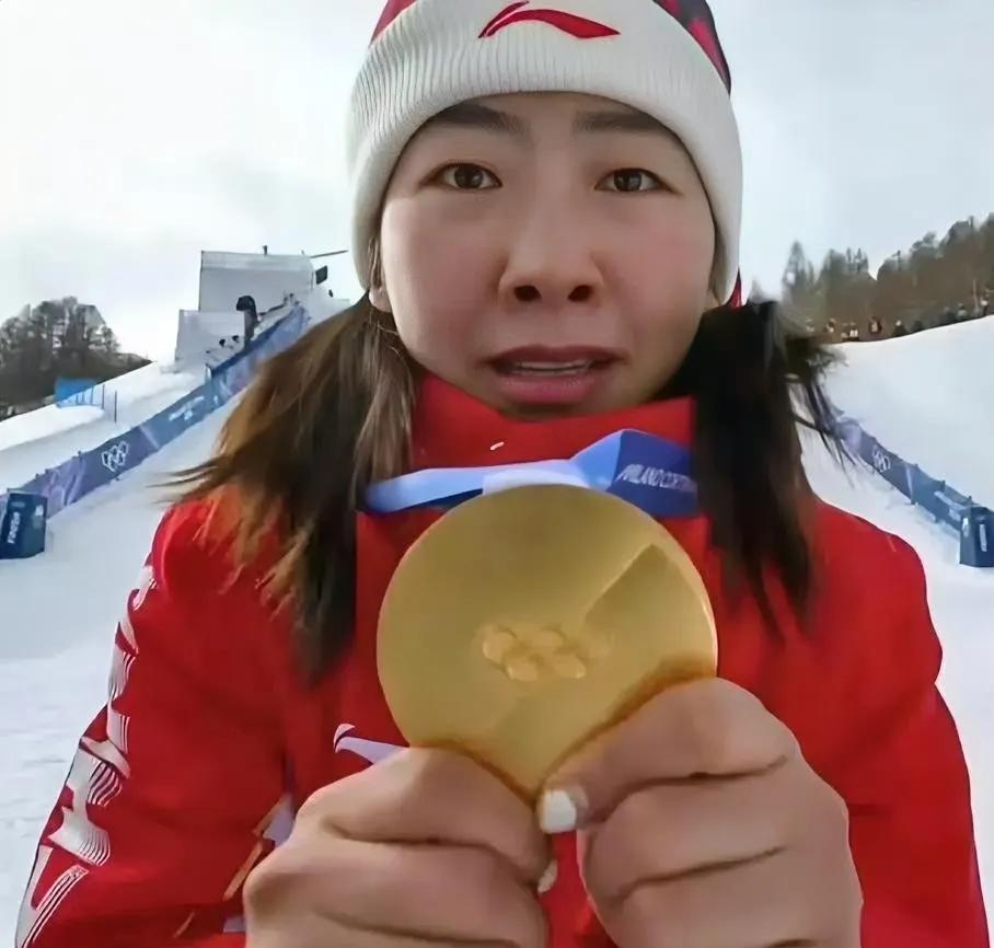 你能想到吗？徐梦桃获得空中技巧金牌后，她没有第一时间欢呼庆祝，而是一遍遍