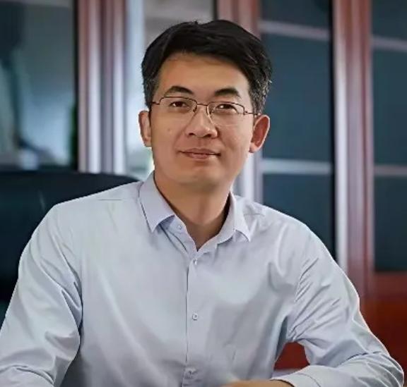 付磊这人挺厉害，四十六岁就当了安徽大学副校长。武大本科毕业，中科院博士，还去美国