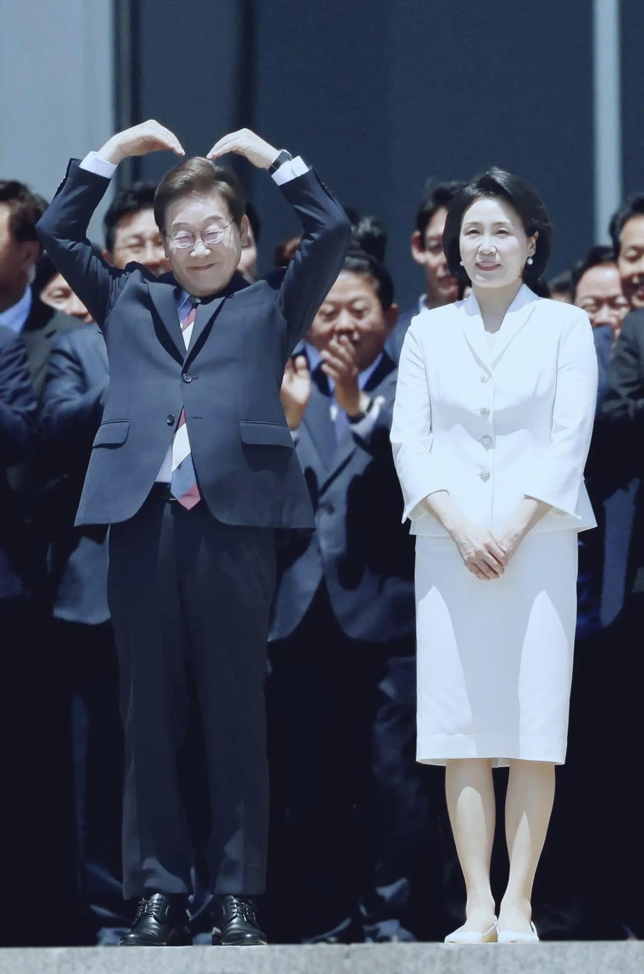 韩国总统李在明又放话希望朝韩统一了！上次他和德国总理默茨会晤时，还希望默茨提供东