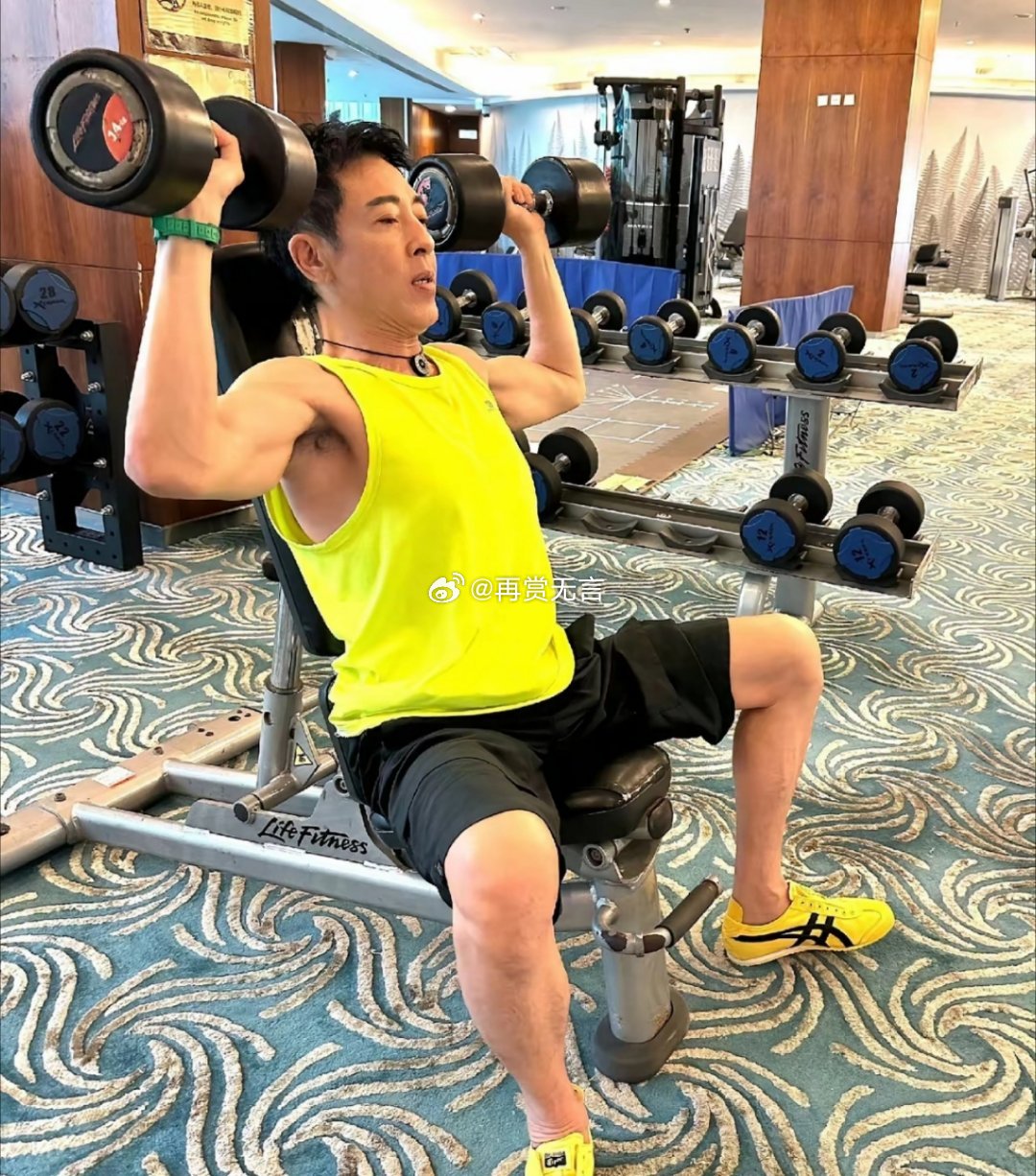 60岁的老戏骨还这么自律，让那些小鲜肉演员情何以堪？