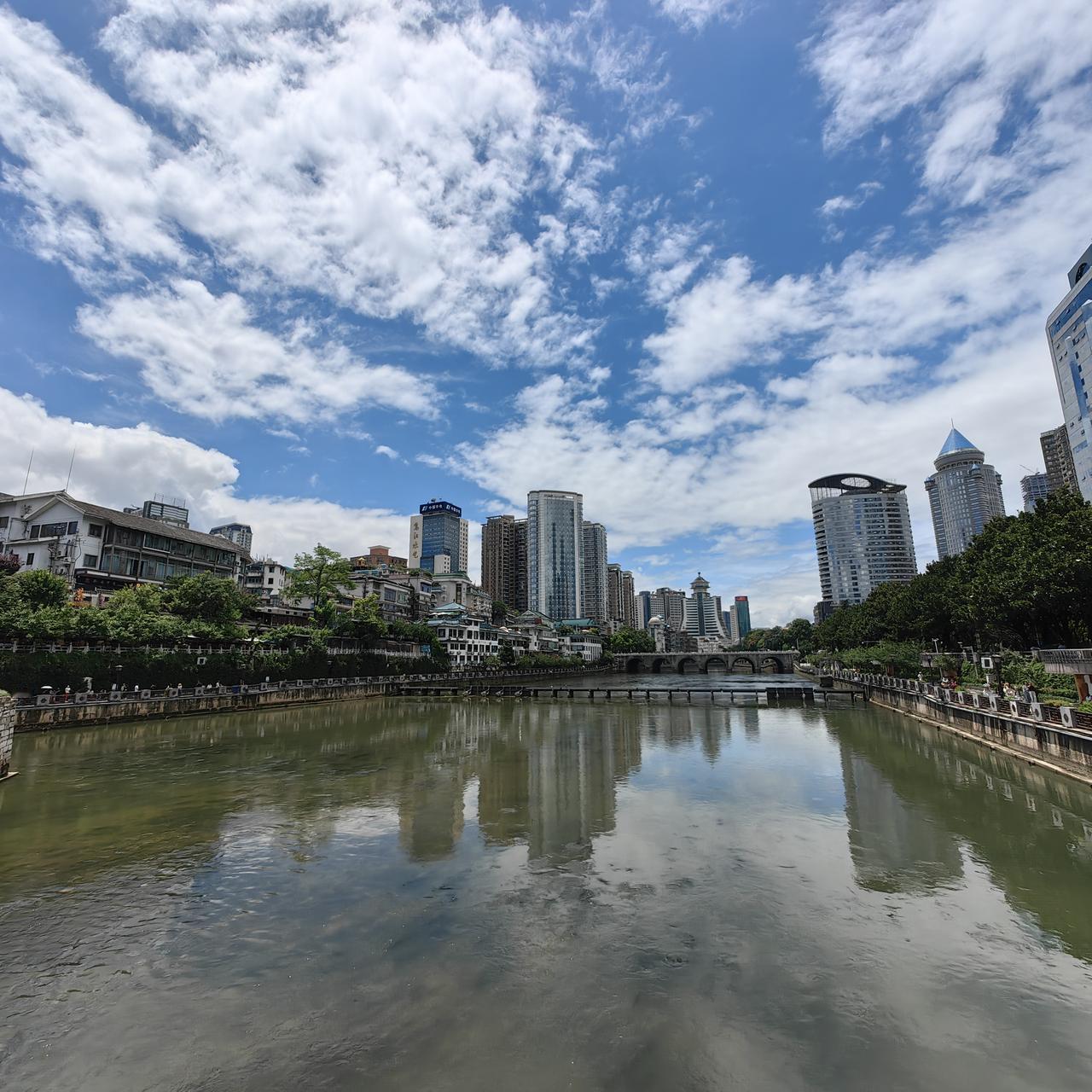 朋友说,7月份她的股票赔了10万。朋友今年上半年股票操作的不错,挣了10万块