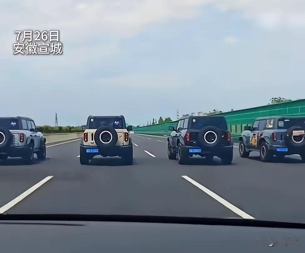 四辆吉普高速公路开慢车封死四车道！这哪是越野，这就是纯坏！见过开斗气车的，没