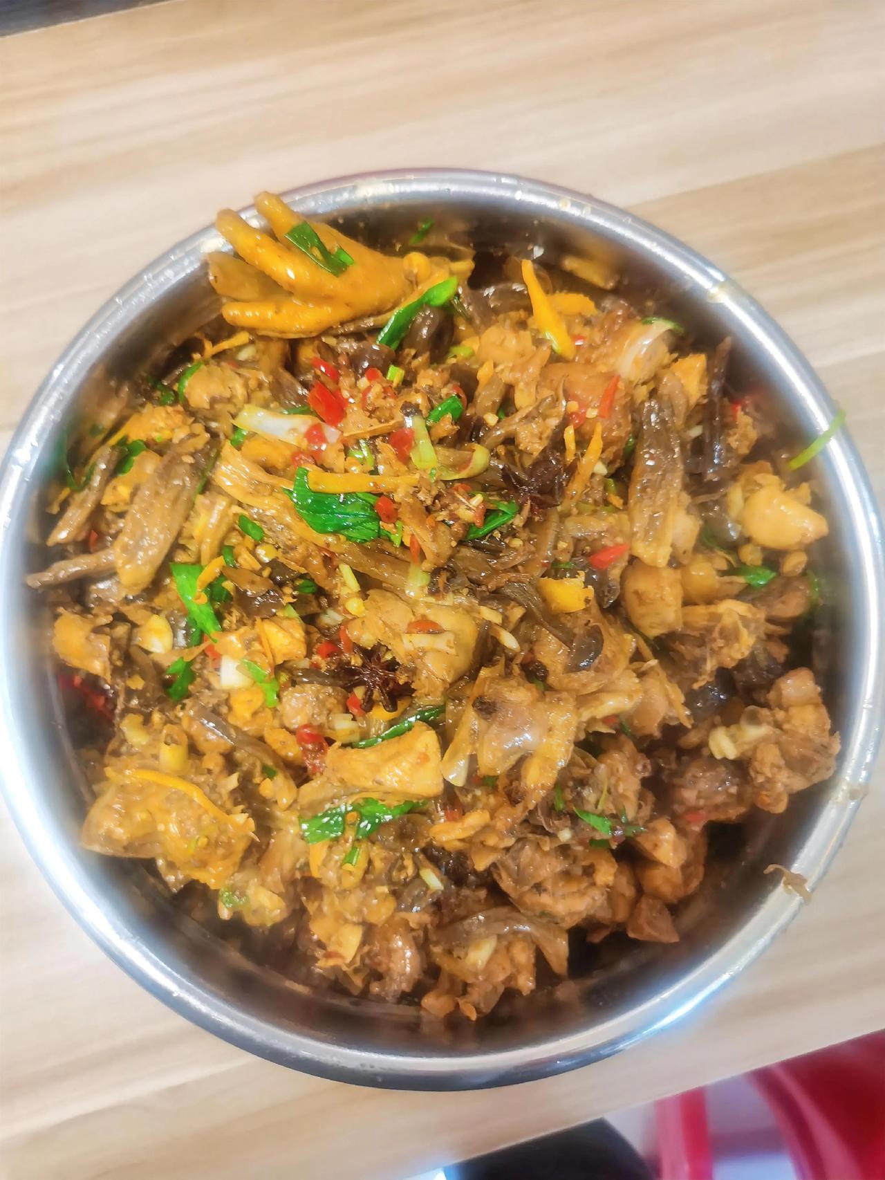 今日食堂菜谱：爆炒鸡肉素炒四季豆炒青菜。今天下了一天雨，“春雨贵如油，