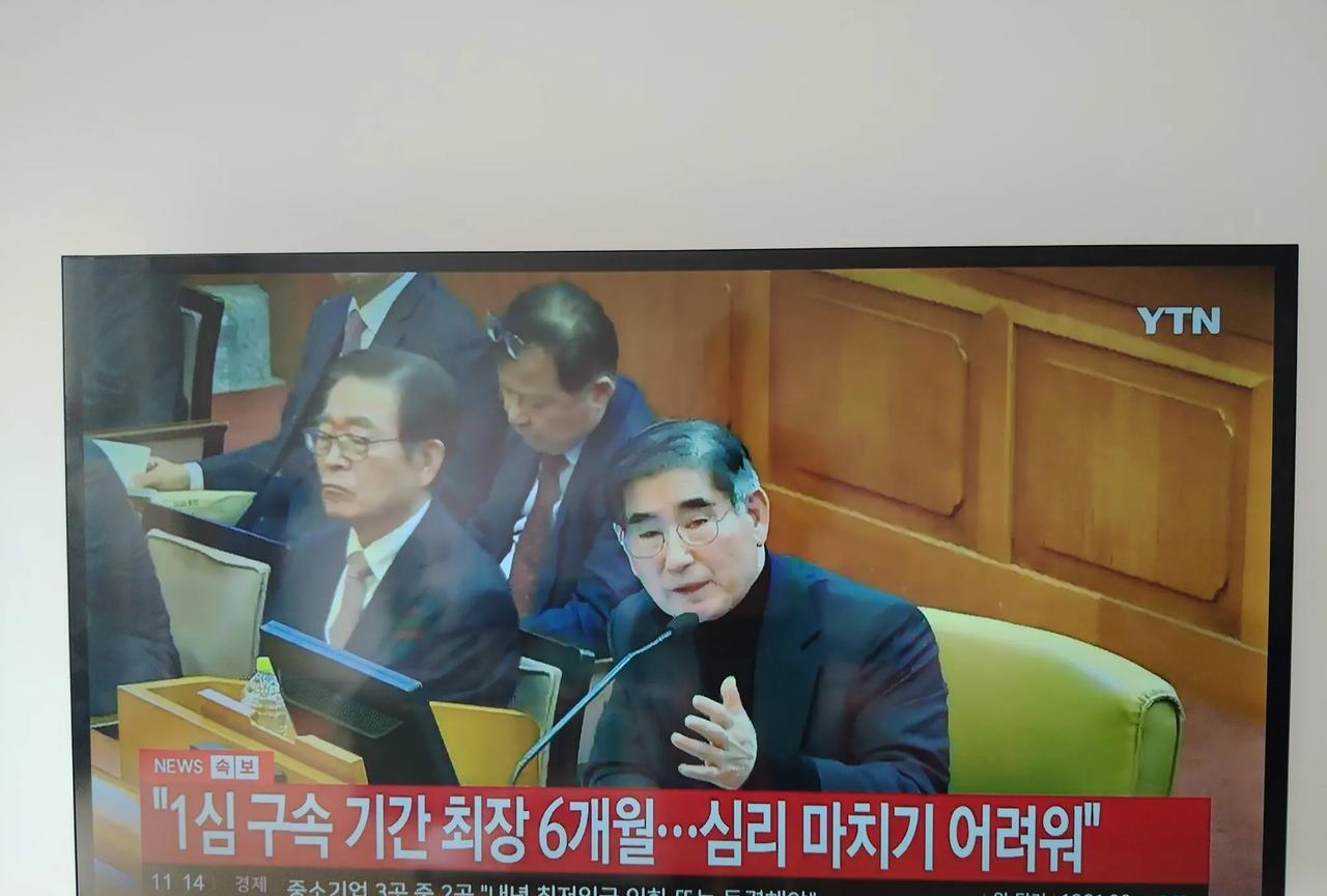 韩国内乱案审判法院决定27日对前防长金龙显有条件保释。一审羁押最长六个月，很难