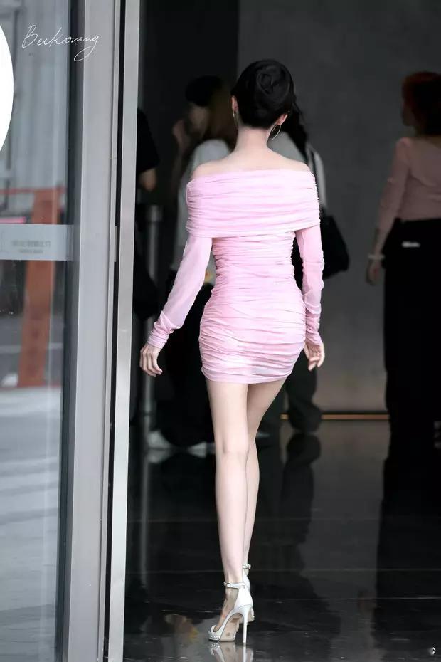 李一桐身着粉色包臀裙性感迷人，一双修长美腿吸睛，身材超好！​​​