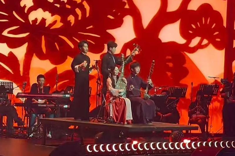 岳云鹏对徒弟，绝对是能够一碗水端平的。成都演唱会，岳云鹏邀请大徒弟刘筱亭给自己打