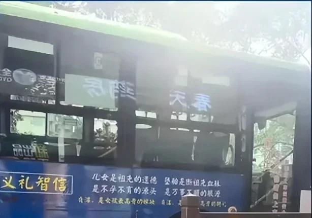 公交车上的贞节牌坊，到底在给谁招魂？刷到这个热搜的时候，我真的气到浑身发抖❗️