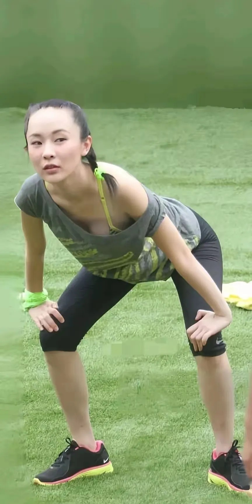 霍思燕瑜伽这状态保持得真稳，柔韧度完全看不出是孩子妈