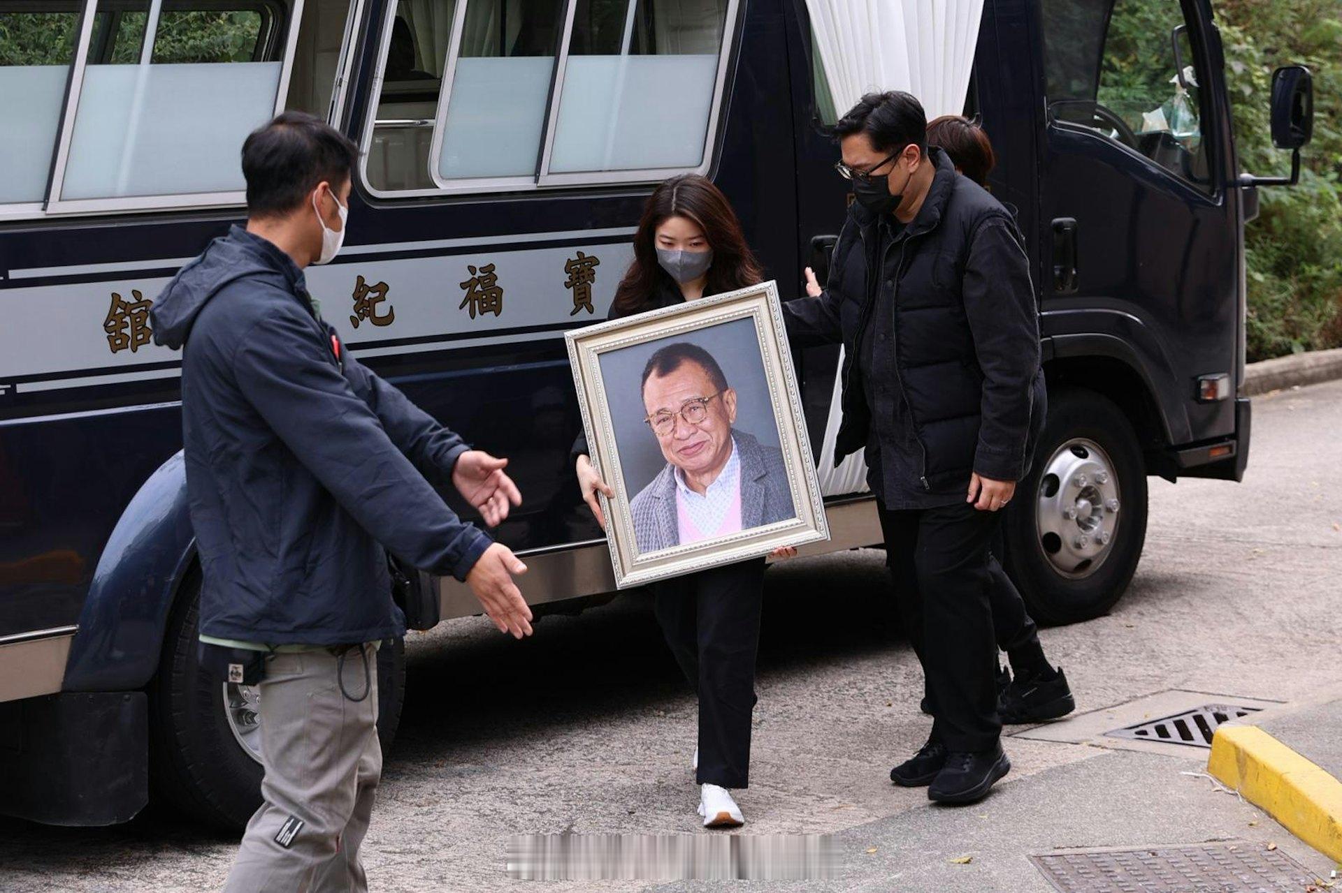 许绍雄出殡｜女儿许惠菁捧遗照流露不舍之情佘诗曼强忍泪水|香港01香港