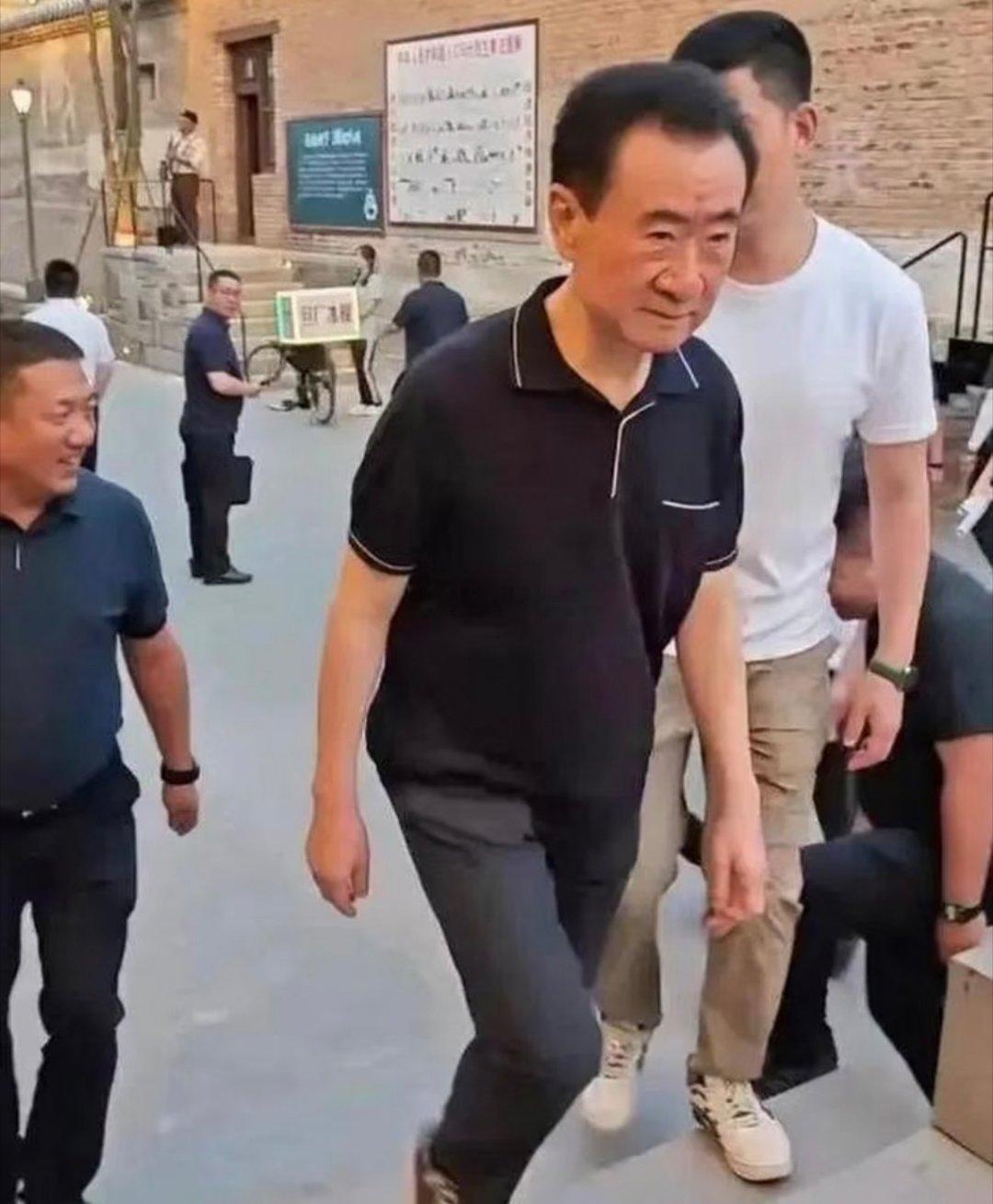 事业发展不顺利，抽走了他生命的能量。