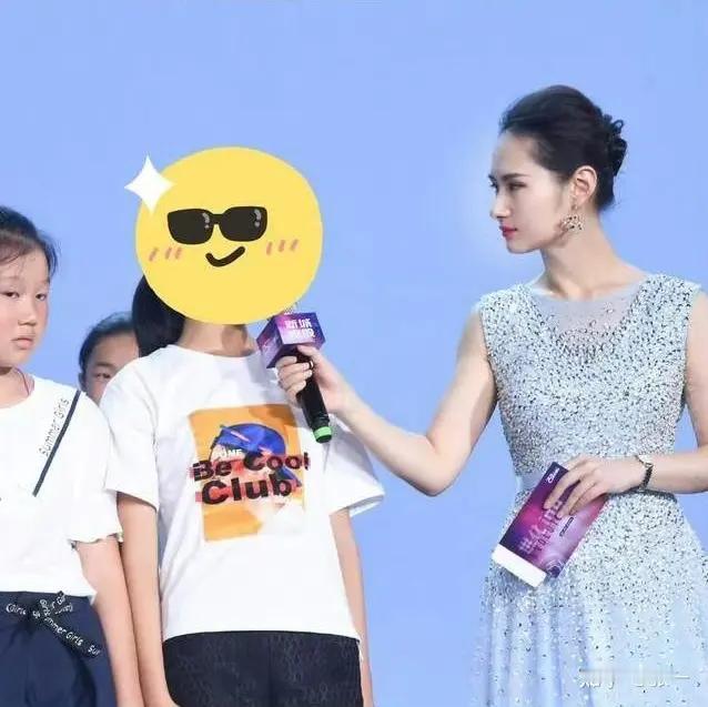 如何看到主持人陈璇递麦惹争议？一张截图让上海外语频道的主持人陈轩上了热搜。