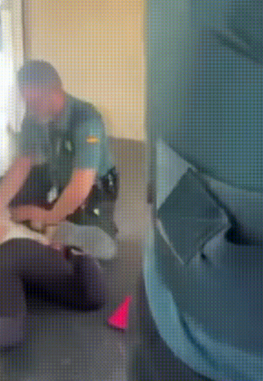 在西班牙伏林航空公司的客机上，一名21岁以色列女教师教唆她的50名法国犹太学生高