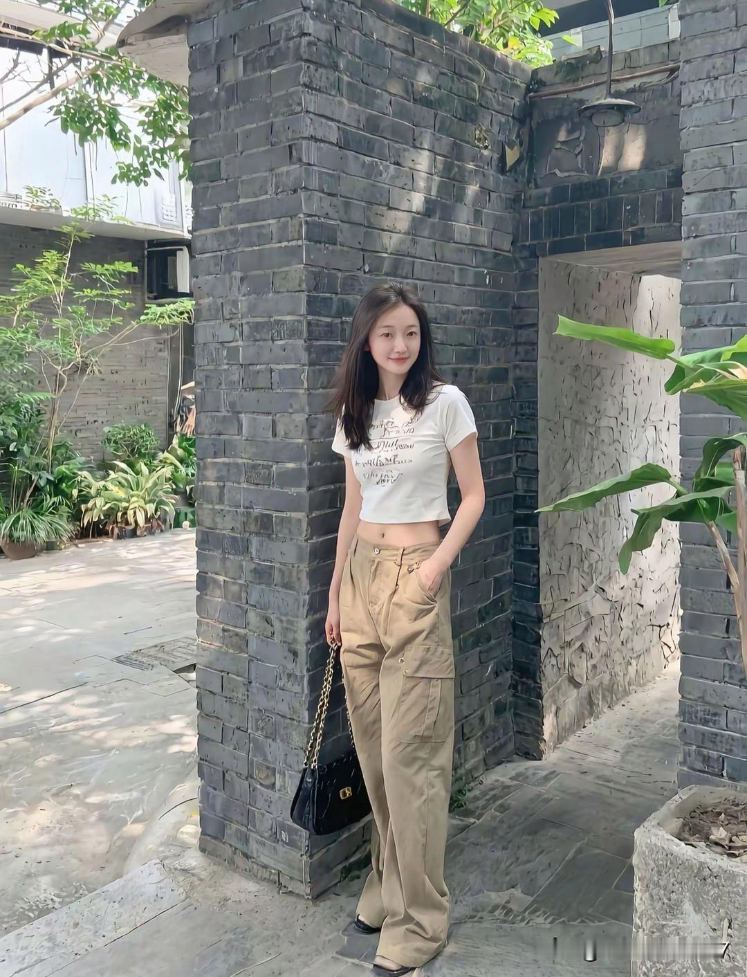 复古风穿搭真的超有魅力！就像在砖墙前，一件白色T恤搭配卡其色工装裤，那感觉绝了。