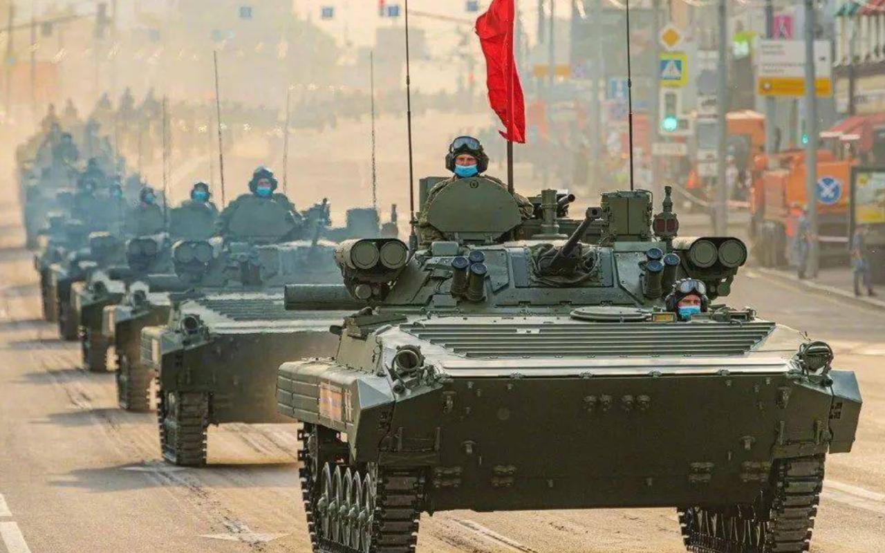 多一根天线，很怕对手不知道自己是指挥型BMP-2与BMP-1相比，并无质的提高