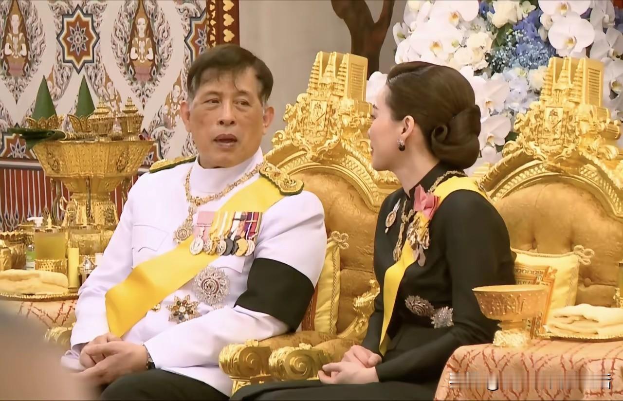 相差26岁的老夫少妻,在悼念王太后诗丽吉去世活动上,互相体恤,互相安慰。苏提达