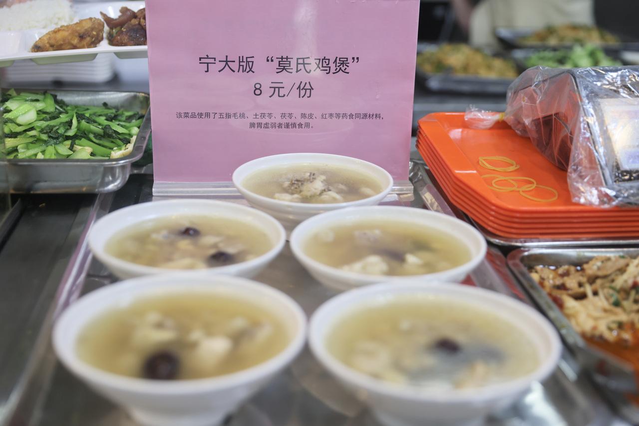 今天你对我爱搭不理，明天我让你高攀不起！这句话来形容现在的“莫氏鸡煲”简直太贴切