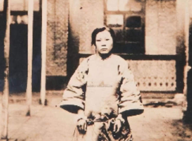 1925年，24岁的青楼女子张素贞正在接客。然而，当她开始宽衣解带时，冰冷的枪口