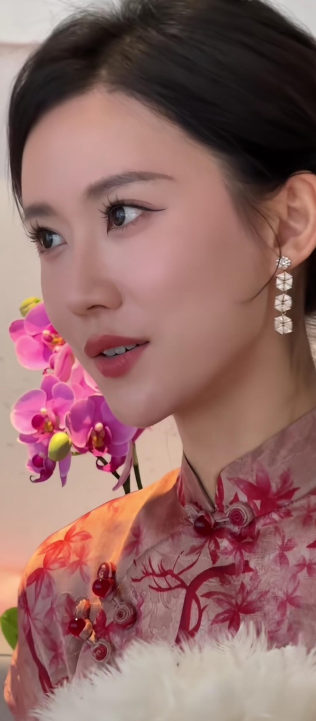 花间美人，玉佩轻摇。