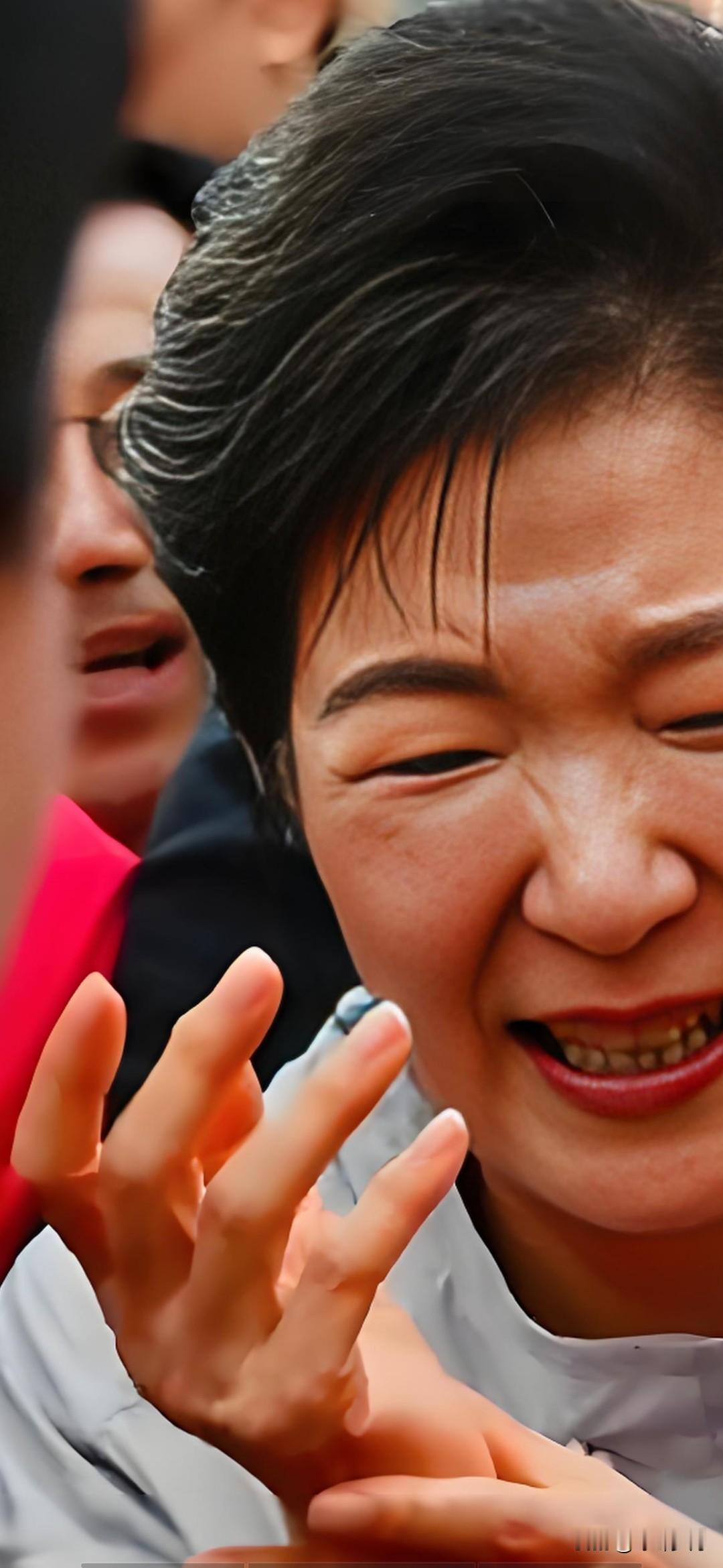 韩国前总统朴槿惠首次复出后，身体出现意外!6月3日韩国将举行新一届地方选举，为