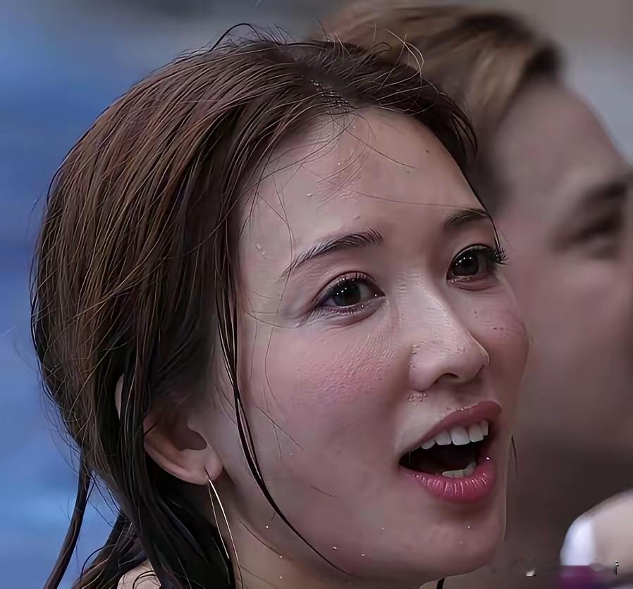 一位80后女生说自己遭遇到了断崖式衰老。出门的时候遇到陌生人都称呼她奶奶，女子突