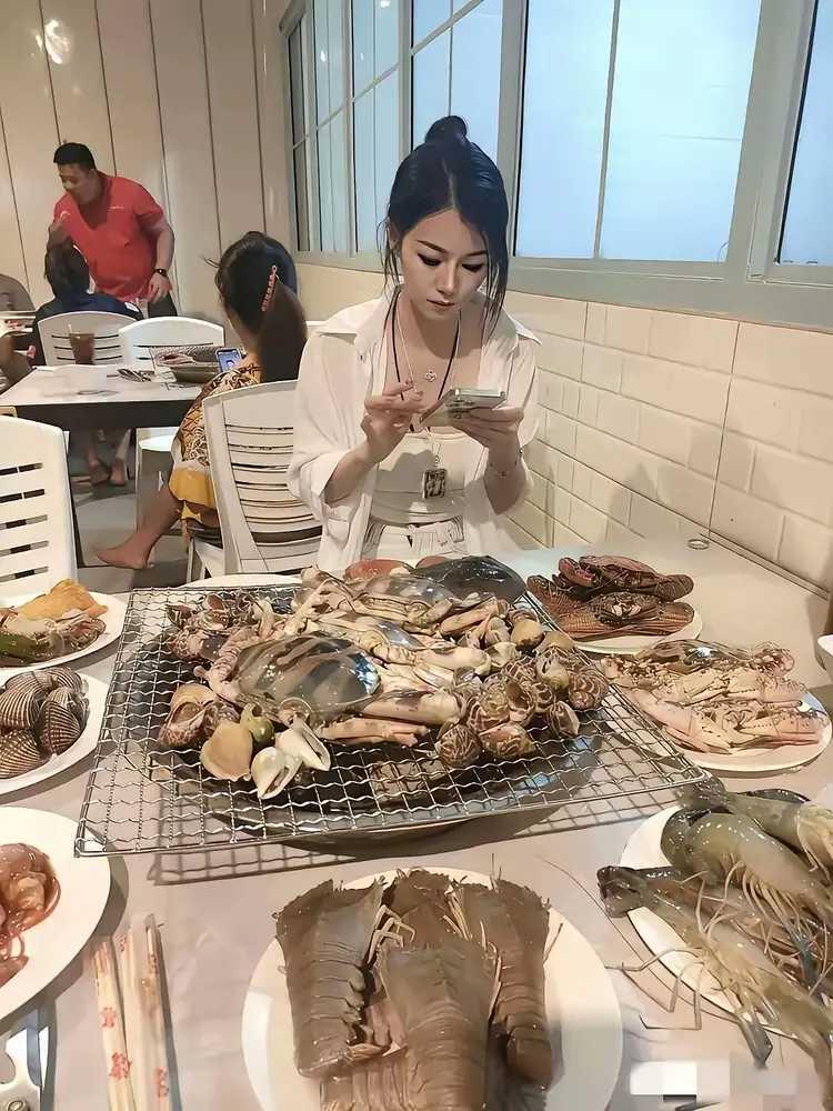 才傍晚，女朋友就约我到烧烤店烧烤。急赶慢赶，到店里一看，她已经点了满满的一桌海