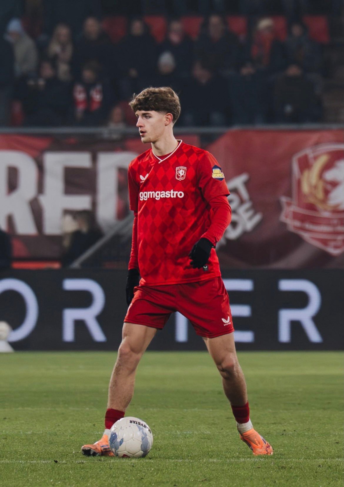 每体：巴塞罗那正在就路德·尼斯塔德的到来进行谈判▫️年龄：18岁▫️身高：