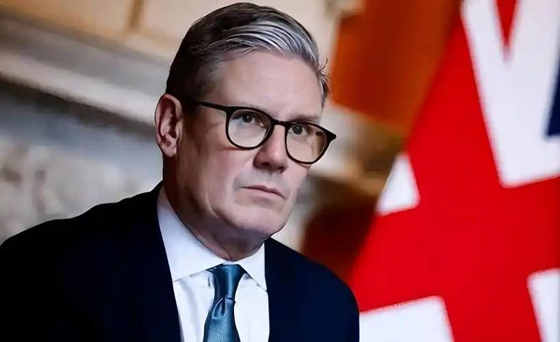 一个极其反常的信号传遍西方：英国首相彻底认栽了！承认中国已崛起，还要拿走大红包。